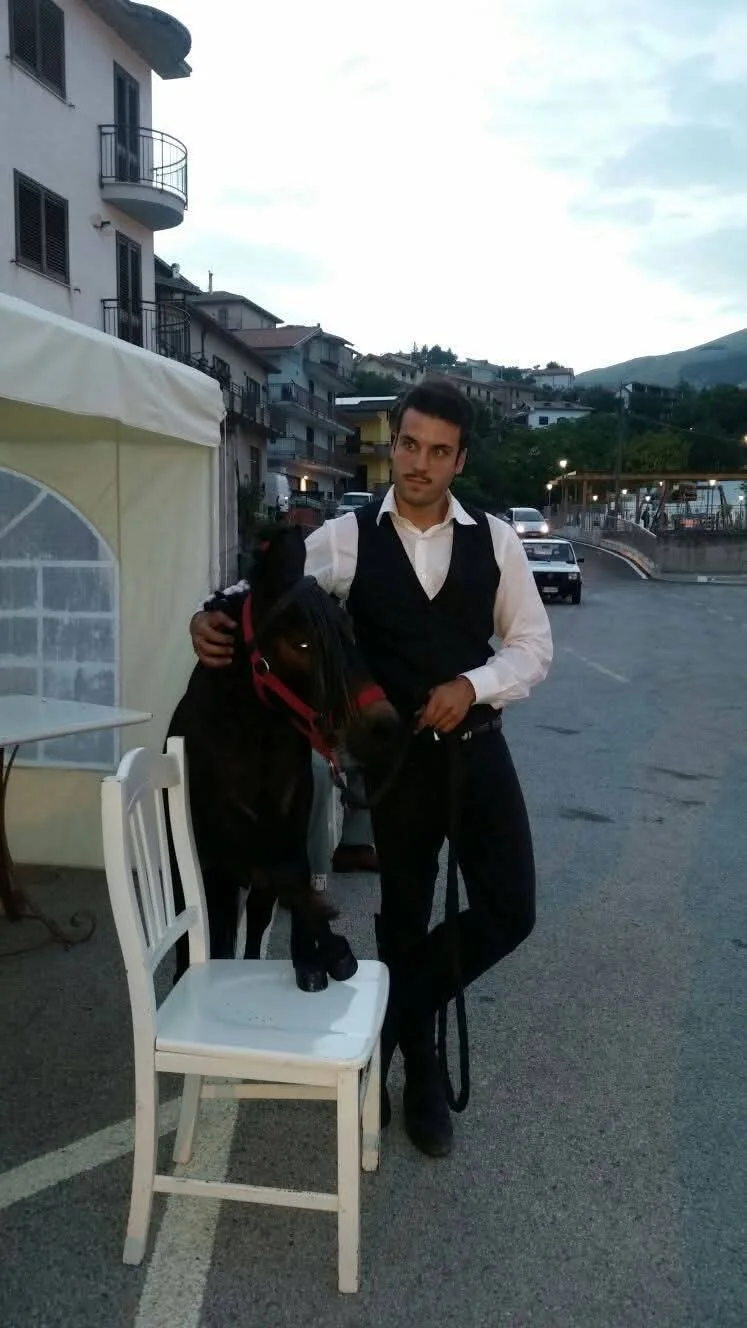 Andrea Serritella con il suo cavallo in piazza a Ricigliano